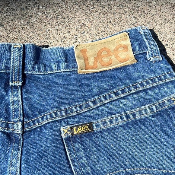 vintage 90s lee mid wash jean shorts 🍓 - Picture 4 of 6